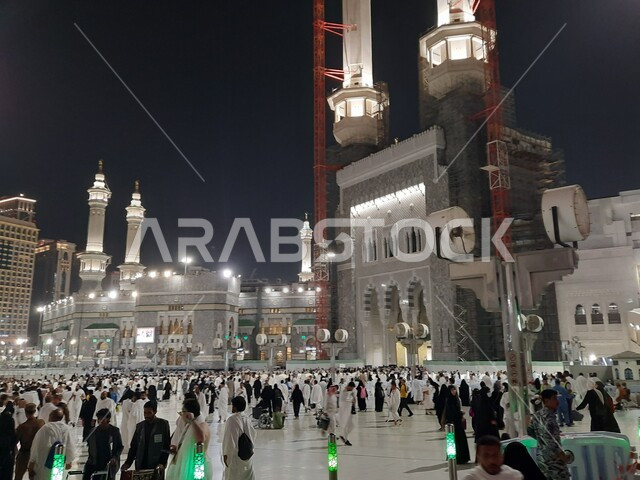 الحجاج المسلمين في ساحات الحرم المكي الشريف ليلاً يقومون بأداء مناسك الحج, مفهوم العبادة و التقرب إلى الله, أماكن ومعالم دينية إسلامية مقدسة, المسجد الحرام في مكة المكرمة في المملكة العربية السعودية