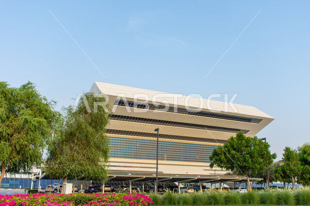 الفن الهندسي المعماري في التصميم الخارجي للمبنى, معالم وأماكن إماراتية مشهورة, مكتبة محمد بن راشد بمدينة دبي بالإمارات العربية المتحدة، منارة ثقافية فكرية مهمة, عالم الكتب والنشر