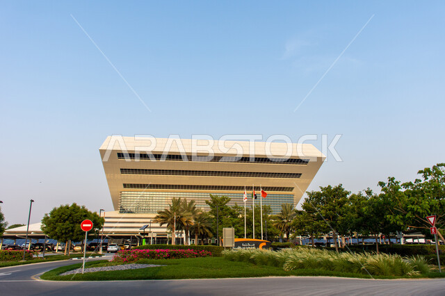 الفن الهندسي المعماري في التصميم الخارجي للمبنى, معالم وأماكن إماراتية مشهورة, مكتبة محمد بن راشد بمدينة دبي بالإمارات العربية المتحدة، منارة ثقافية فكرية مهمة, عالم الكتب والنشر