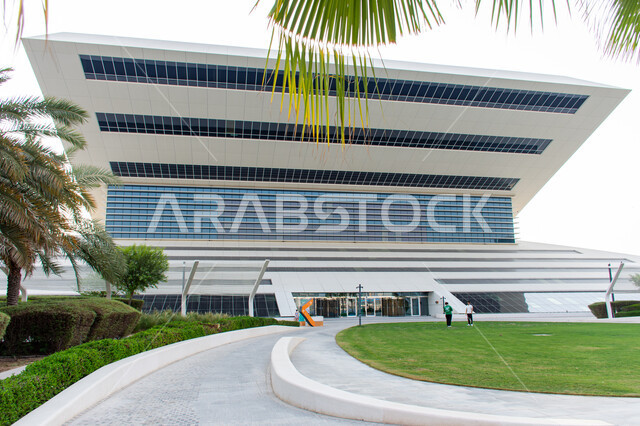 الفن الهندسي المعماري في التصميم الخارجي للمبنى, معالم وأماكن إماراتية مشهورة, مكتبة محمد بن راشد بمدينة دبي بالإمارات العربية المتحدة، منارة ثقافية فكرية مهمة, عالم الكتب والنشر