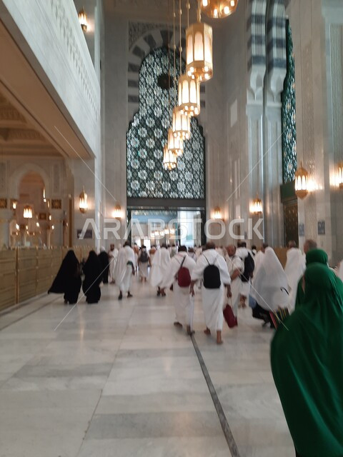 تجمع حجاج بيت الله الحرام في ساحات الحرم المكي الشريف في مكة المكرمة، أداء مناسك الحج والعمرة، العبادة والتقرب إلى الله، أماكن إسلامية دينية مقدسة في المملكة العربية السعودية