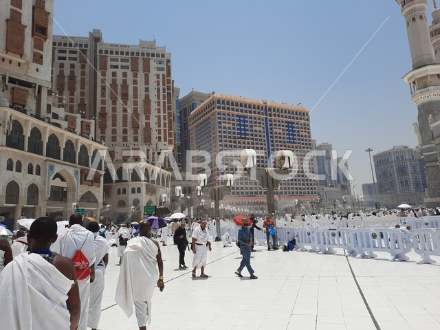 العبادة والتقرب إلى الله، أماكن إسلامية دينية مقدسة في المملكة العربية السعودية, تجمع حجاج بيت الله الحرام في ساحات الحرم المكي الشريف في مكة المكرمة, أداء مناسك الحج والعمرة