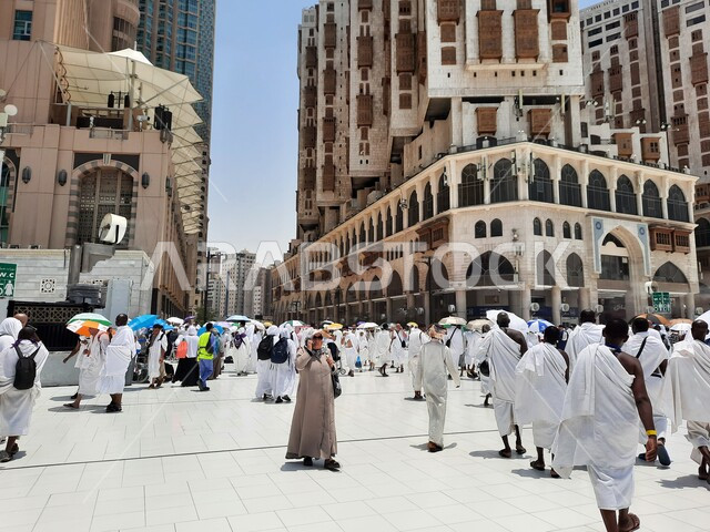 تجمع حجاج بيت الله الحرام في ساحات الحرم المكي الشريف في مكة المكرمة، أداء مناسك الحج والعمرة، العبادة والتقرب إلى الله، أماكن إسلامية دينية مقدسة في المملكة العربية السعودية