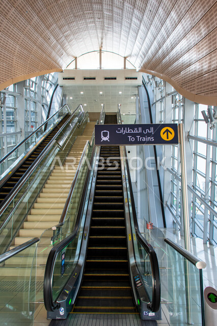 التصميم الهندسي المميز لمحطات القطار في الامارات العربية المتحدة,  السلالم المتحركة والعادية داخل مترو دبي، شبكة السكة الحديدة للنقل السريع في المدينة