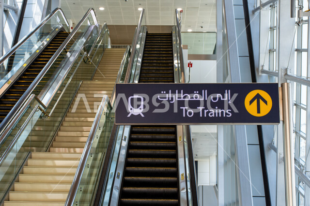 التصميم الهندسي المميز لمحطات القطار في الامارات العربية المتحدة,  السلالم المتحركة والعادية داخل مترو دبي، شبكة السكة الحديدة للنقل السريع في المدينة