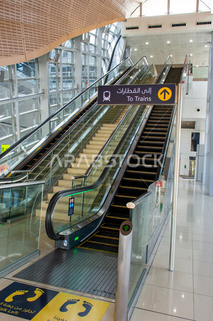 التصميم الهندسي المميز لمحطات القطار في الامارات العربية المتحدة,  السلالم المتحركة والعادية داخل مترو دبي، شبكة السكة الحديدة للنقل السريع في المدينة