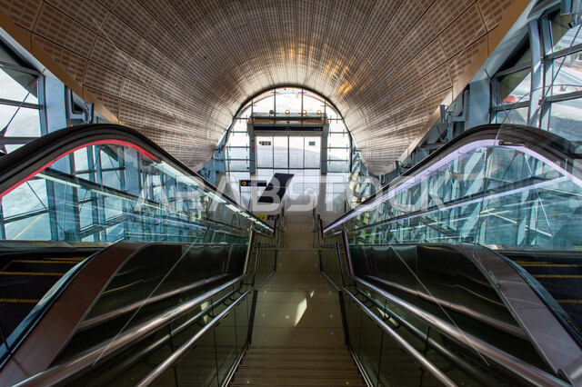 التصميم الهندسي المميز لمحطات القطار في الامارات العربية المتحدة,  السلالم المتحركة والعادية داخل مترو دبي، شبكة السكة الحديدة للنقل السريع في المدينة