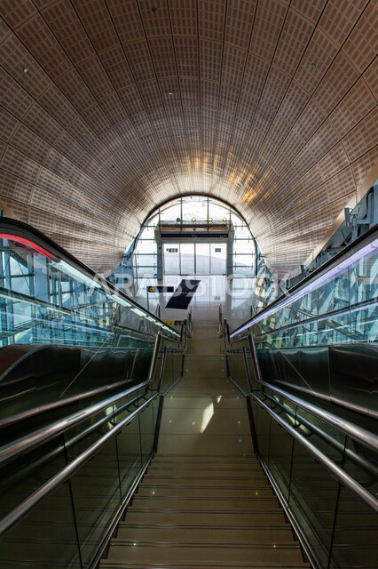 التصميم الهندسي المميز لمحطات القطار في الامارات العربية المتحدة,  السلالم المتحركة والعادية داخل مترو دبي، شبكة السكة الحديدة للنقل السريع في المدينة