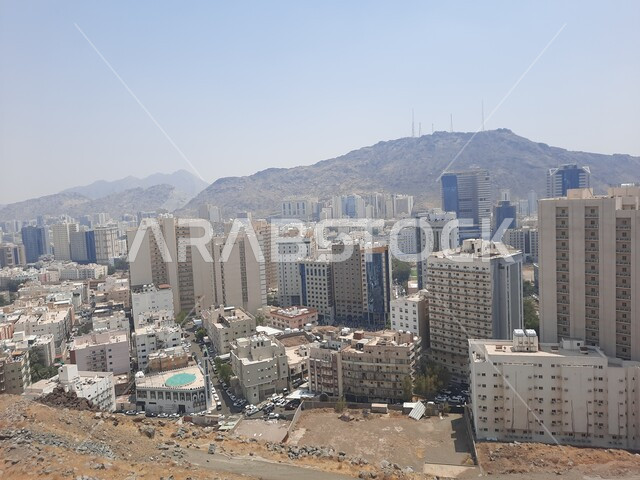 التكوينات والتشكيلات الصخرية, البيوت والمباني السكنية، الاستمتاع بالمناظر الطبيعية، القمم والمرتفعات الجبلية في مكة المكرمة، معالم دينية مشهورة في المملكة العربية السعودية، أماكن إسلامية مقدسة