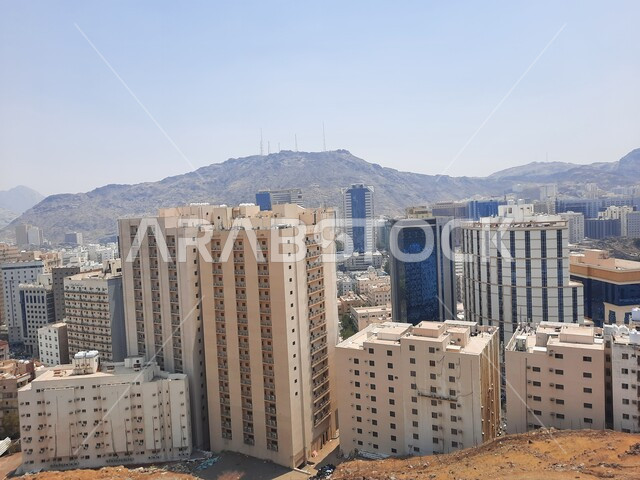 القمم والمرتفعات الجبلية في مكة المكرمة، التكوينات والتشكيلات الصخرية, البيوت والمباني السكنية، الاستمتاع بالمناظر الطبيعية، معالم دينية مشهورة في المملكة العربية السعودية، أماكن إسلامية مقدسة