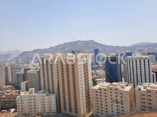 القمم والمرتفعات الجبلية في مكة المكرمة، التكوينات والتشكيلات الصخرية, البيوت والمباني السكنية، الاستمتاع بالمناظر الطبيعية، معالم دينية مشهورة في المملكة العربية السعودية، أماكن إسلامية مقدسة