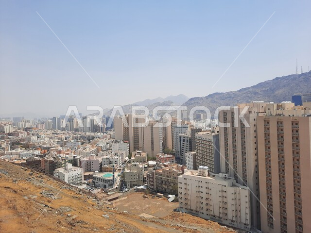 القمم والمرتفعات الجبلية في مكة المكرمة، التكوينات والتشكيلات الصخرية, البيوت والمباني السكنية، الاستمتاع بالمناظر الطبيعية، معالم دينية مشهورة في المملكة العربية السعودية، أماكن إسلامية مقدسة