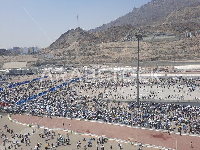 الحجاج ينزلون من جسر الجمرات، آداء مناسك الحج, اماكن اسلامية مقدسة في المملكة العربية السعودية، العبادة والتقرب الى الله