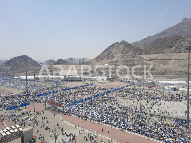 الحجاج ينزلون من جسر الجمرات، آداء مناسك الحج, اماكن اسلامية مقدسة في المملكة العربية السعودية، العبادة والتقرب الى الله