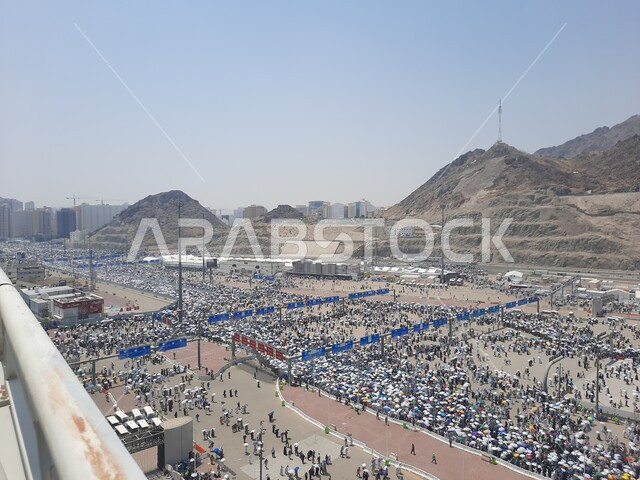 الحجاج ينزلون من جسر الجمرات، آداء مناسك الحج, اماكن اسلامية مقدسة في المملكة العربية السعودية، العبادة والتقرب الى الله