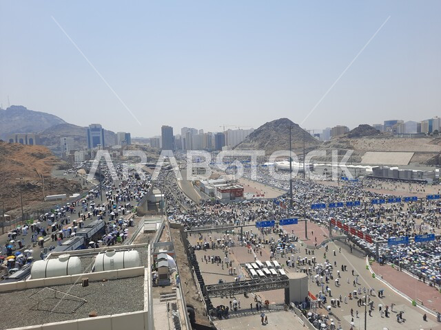 الحجاج ينزلون من جسر الجمرات، آداء مناسك الحج, اماكن اسلامية مقدسة في المملكة العربية السعودية، العبادة والتقرب الى الله