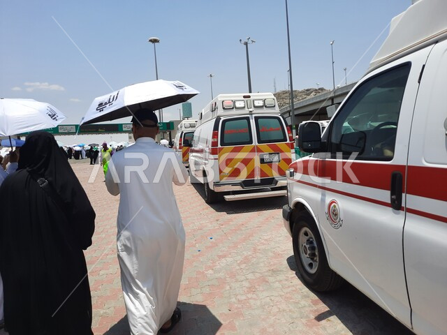 العبادة و التقرب إلى الله تعالى, زوار بيت الله الحرام يسيرون في منطقة جسر الجمرات في مكة المكرمة و يحملون المظلات, الحجاج المسلمين يقومون بأداء مناسك الحج والعمرة, أماكن إسلامية دينية مقدسة في المملكة العربية السعودية