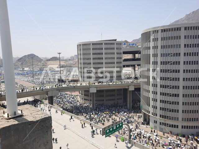 زيارة بيت الله الحرام, مجموعة من الحجاج يسيرون على جسر الجمرات في مكة المكرمة, أداء مناسك الحج والعمرة, أماكن و معالم دينية إسلامية مقدسة في المملكة العربية السعودية