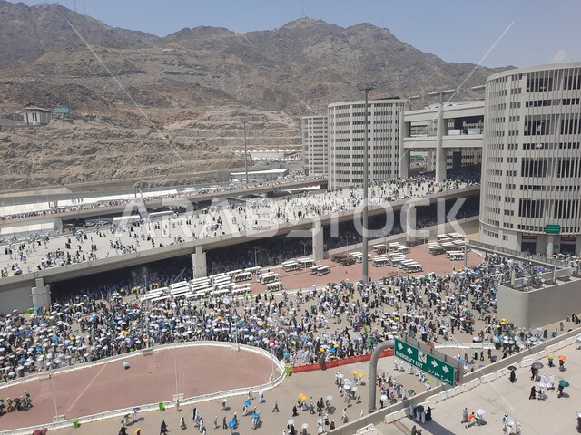 زيارة بيت الله الحرام, مجموعة من الحجاج يسيرون على جسر الجمرات في مكة المكرمة, أداء مناسك الحج والعمرة, أماكن و معالم دينية إسلامية مقدسة في المملكة العربية السعودية