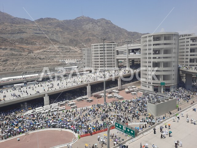 زيارة بيت الله الحرام, مجموعة من الحجاج يسيرون على جسر الجمرات في مكة المكرمة, أداء مناسك الحج والعمرة, أماكن و معالم دينية إسلامية مقدسة في المملكة العربية السعودية