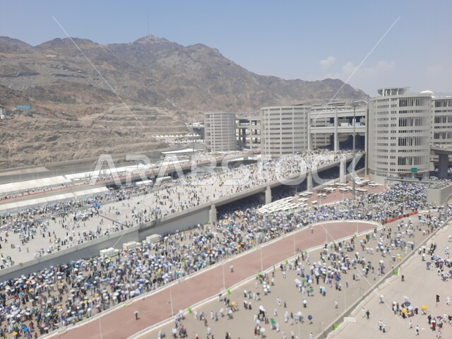 زيارة بيت الله الحرام, مجموعة من الحجاج يسيرون على جسر الجمرات في مكة المكرمة, أداء مناسك الحج والعمرة, أماكن و معالم دينية إسلامية مقدسة في المملكة العربية السعودية