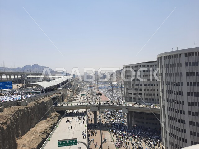 أداء مناسك الحج والعمرة, زيارة بيت الله الحرام, مجموعة من الحجاج يسيرون على جسر الجمرات في مكة المكرمة, أماكن و معالم دينية إسلامية مقدسة في المملكة العربية السعودية