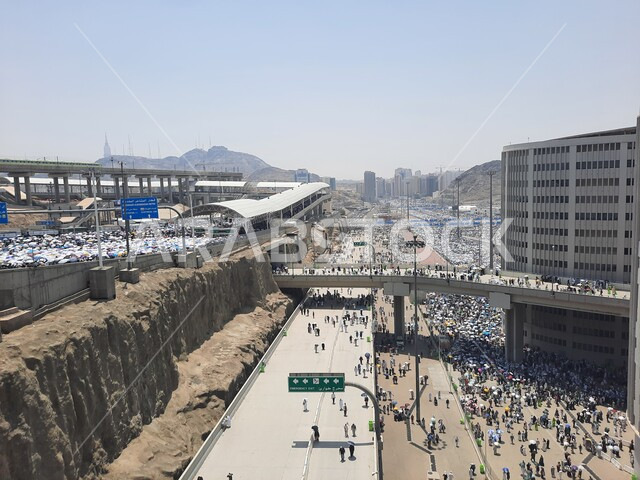 أداء مناسك الحج والعمرة, زيارة بيت الله الحرام, مجموعة من الحجاج يسيرون على جسر الجمرات في مكة المكرمة, أماكن و معالم دينية إسلامية مقدسة في المملكة العربية السعودية