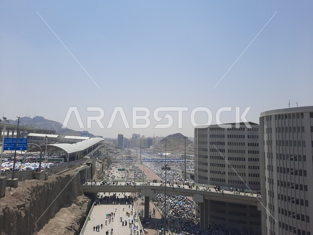 أداء مناسك الحج والعمرة, زيارة بيت الله الحرام, مجموعة من الحجاج يسيرون على جسر الجمرات في مكة المكرمة, أماكن و معالم دينية إسلامية مقدسة في المملكة العربية السعودية