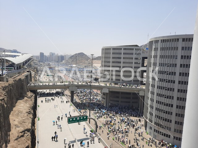 أداء مناسك الحج والعمرة, زيارة بيت الله الحرام, مجموعة من الحجاج يسيرون على جسر الجمرات في مكة المكرمة, أماكن و معالم دينية إسلامية مقدسة في المملكة العربية السعودية