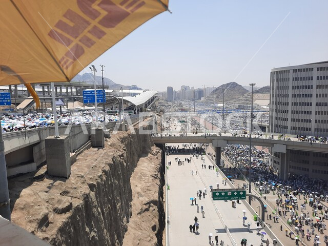 أداء مناسك الحج والعمرة, زيارة بيت الله الحرام, مجموعة من الحجاج يسيرون على جسر الجمرات في مكة المكرمة, أماكن و معالم دينية إسلامية مقدسة في المملكة العربية السعودية