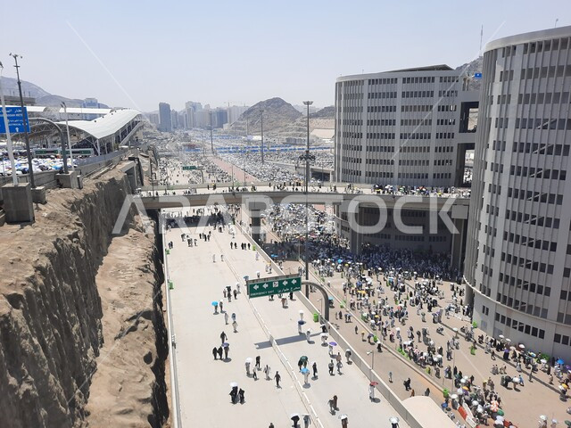 أداء مناسك الحج والعمرة, زيارة بيت الله الحرام, مجموعة من الحجاج يسيرون على جسر الجمرات في مكة المكرمة, أماكن و معالم دينية إسلامية مقدسة في المملكة العربية السعودية