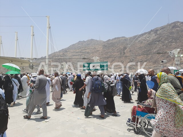 العبادة و التقرب إلى الله تعالى, زوار بيت الله الحرام يسيرون في منطقة جسر الجمرات في مكة المكرمة, الحجاج المسلمين يقومون بأداء مناسك الحج والعمرة, أماكن إسلامية دينية مقدسة في المملكة العربية السعودية