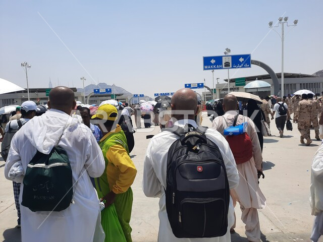 زوار بيت الله الحرام يسيرون في منطقة جسر الجمرات في مكة المكرمة, الحجاج المسلمين يقومون بأداء مناسك الحج والعمرة, أماكن إسلامية دينية مقدسة في المملكة العربية السعودية, العبادة و التقرب إلى الله تعالى