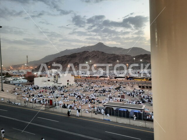 العبادة والتقرب إلى الله في معالم واماكن اسلامية دينية مقدسة, حجاج بيت الله الحرام في مزدلفة يرتدون لباس الإحرام في مكة المكرمة في المملكة العربيه السعودية، اداء مناسك الحج والعمرة