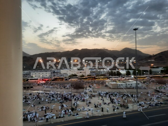 العبادة والتقرب إلى الله في معالم واماكن اسلامية دينية مقدسة, حجاج بيت الله الحرام في مزدلفة يرتدون لباس الإحرام في مكة المكرمة في المملكة العربيه السعودية، اداء مناسك الحج والعمرة