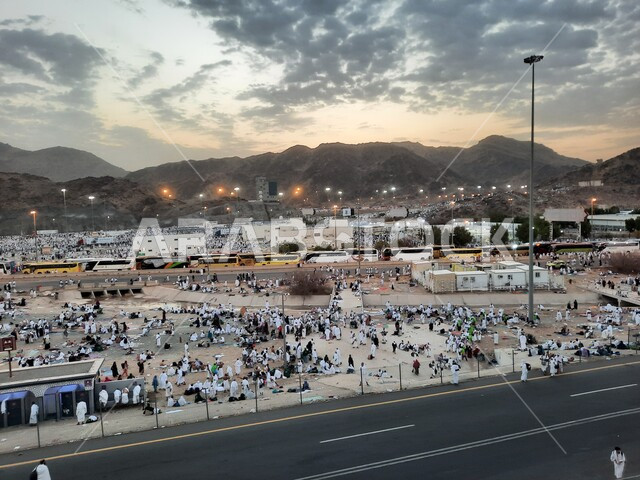 العبادة والتقرب إلى الله في معالم واماكن اسلامية دينية مقدسة, حجاج بيت الله الحرام في مزدلفة يرتدون لباس الإحرام في مكة المكرمة في المملكة العربيه السعودية، اداء مناسك الحج والعمرة