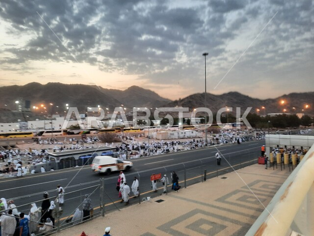 اداء مناسك الحج والعمرة, العبادة والتقرب إلى الله في معالم واماكن اسلامية دينية مقدسة, حجاج بيت الله الحرام في مزدلفة يرتدون لباس الإحرام في مكة المكرمة في المملكة العربيه السعودية