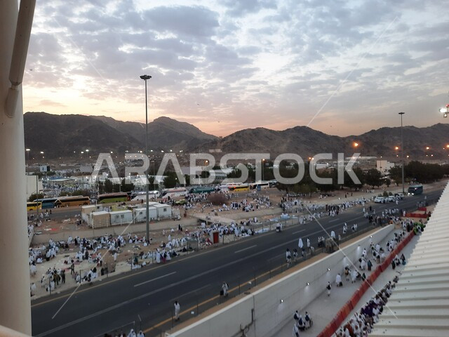 اداء مناسك الحج والعمرة, العبادة والتقرب إلى الله في معالم واماكن اسلامية دينية مقدسة, حجاج بيت الله الحرام في مزدلفة يرتدون لباس الإحرام في مكة المكرمة في المملكة العربيه السعودية