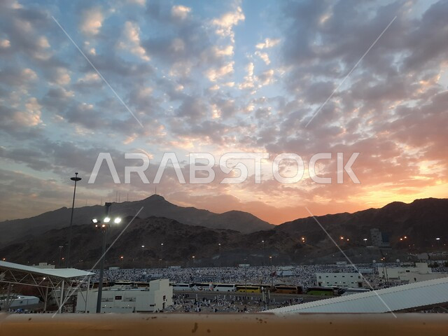 اداء مناسك الحج والعمرة, العبادة والتقرب إلى الله في معالم واماكن اسلامية دينية مقدسة, حجاج بيت الله الحرام في مزدلفة يرتدون لباس الإحرام في مكة المكرمة في المملكة العربيه السعودية