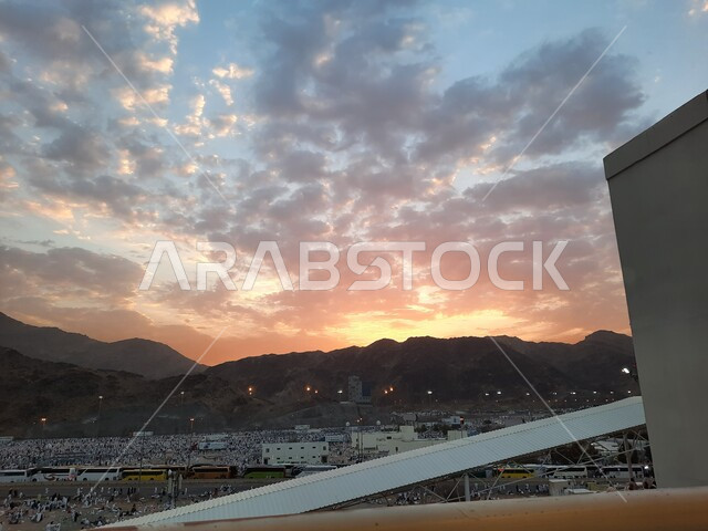 اداء مناسك الحج والعمرة, العبادة والتقرب إلى الله في معالم واماكن اسلامية دينية مقدسة, حجاج بيت الله الحرام في مزدلفة يرتدون لباس الإحرام في مكة المكرمة في المملكة العربيه السعودية