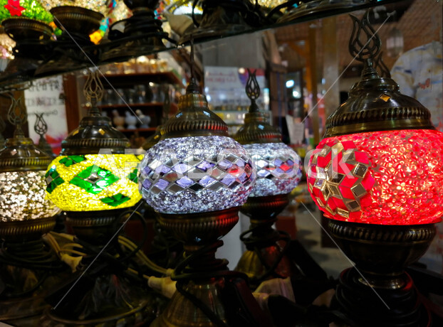 فانوس عربي تقليدي في سوق عكاظ ، فانوس معلق على سقف الحائط  ، مصباح الكيروسين المشتعل عن قرب ، مهرجان الفوانيس الاسيوية