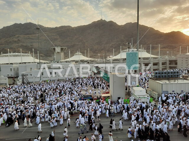 أداء مناسك الحج والعمرة, أماكن و معالم دينية إسلامية مقدسة في المملكة العربية السعودية, زيارة بيت الله الحرام, مجموعة من الحجاج يسيرون على جسر الجمرات في مكة المكرمة
