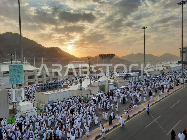 أداء مناسك الحج والعمرة, أماكن و معالم دينية إسلامية مقدسة في المملكة العربية السعودية, زيارة بيت الله الحرام, مجموعة من الحجاج يسيرون على جسر الجمرات في مكة المكرمة