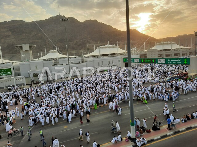 أداء مناسك الحج والعمرة, أماكن و معالم دينية إسلامية مقدسة في المملكة العربية السعودية, زيارة بيت الله الحرام, مجموعة من الحجاج يسيرون على جسر الجمرات في مكة المكرمة