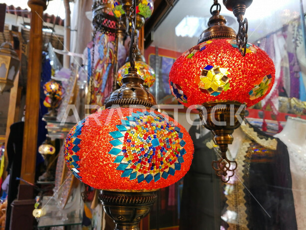 فانوس عربي تقليدي في سوق عكاظ ، فانوس معلق على سقف الحائط  ، مصباح الكيروسين المشتعل عن قرب ، مهرجان الفوانيس الاسيوية