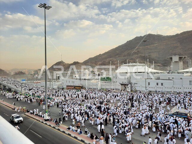 زيارة بيت الله الحرام, أداء مناسك الحج والعمرة, أماكن و معالم دينية إسلامية مقدسة في المملكة العربية السعودية, مجموعة من الحجاج يسيرون على جسر الجمرات في مكة المكرمة