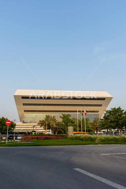 منارة ثقافية فكرية مهمة, الفن الهندسي المعماري في التصميم الخارجي للمبنى, معالم وأماكن إماراتية مشهورة, مكتبة محمد بن راشد بمدينة دبي بالإمارات العربية المتحدة، عالم الكتب والنشر