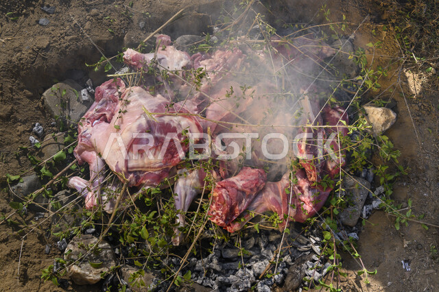 طهي الحنيذ على موقد الحطب، شواء من لحوم الضأن المتبلة والمشوية، أكلات شعبية تقليدية مشهورة، وصفات المأكولات الشرقيه اللذيذة، المطاعم والمطابخ في المملكة العربية السعودية