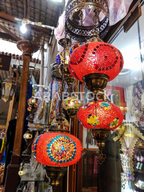 فانوس عربي تقليدي في سوق عكاظ ، فانوس معلق على سقف الحائط  ، مصباح الكيروسين المشتعل عن قرب ، مهرجان الفوانيس الاسيوية