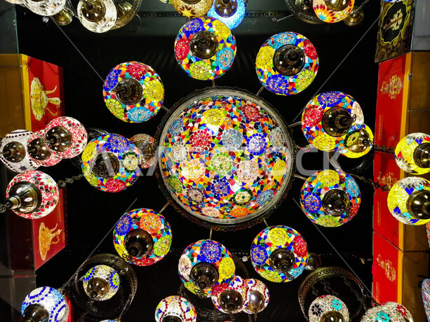 فانوس عربي تقليدي في سوق عكاظ ، فانوس معلق على سقف الحائط  ، مصباح الكيروسين المشتعل عن قرب ، مهرجان الفوانيس الاسيوية